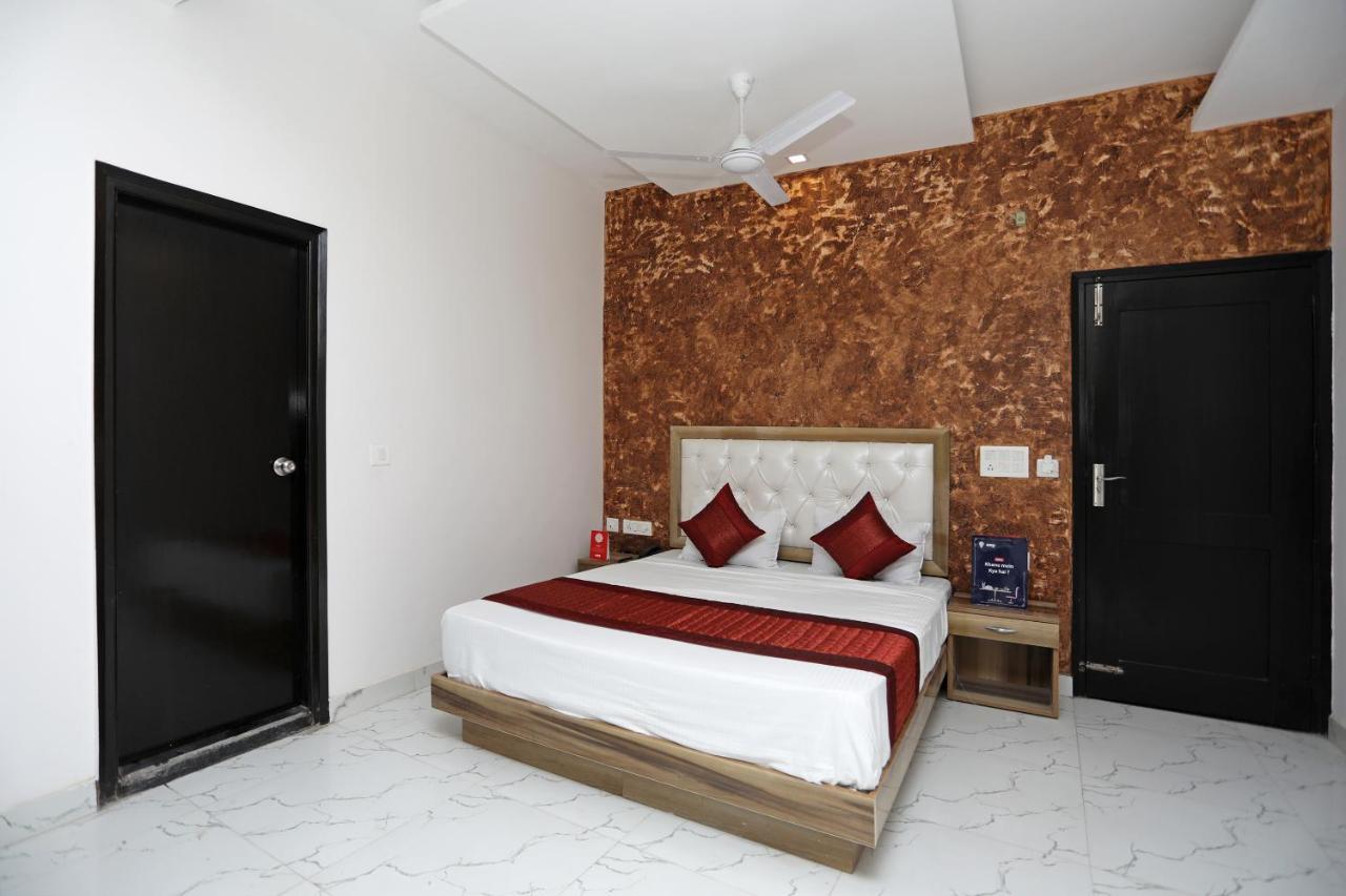Oyo 12673 The Diplomat Inn Delhi  Eksteriør bilde