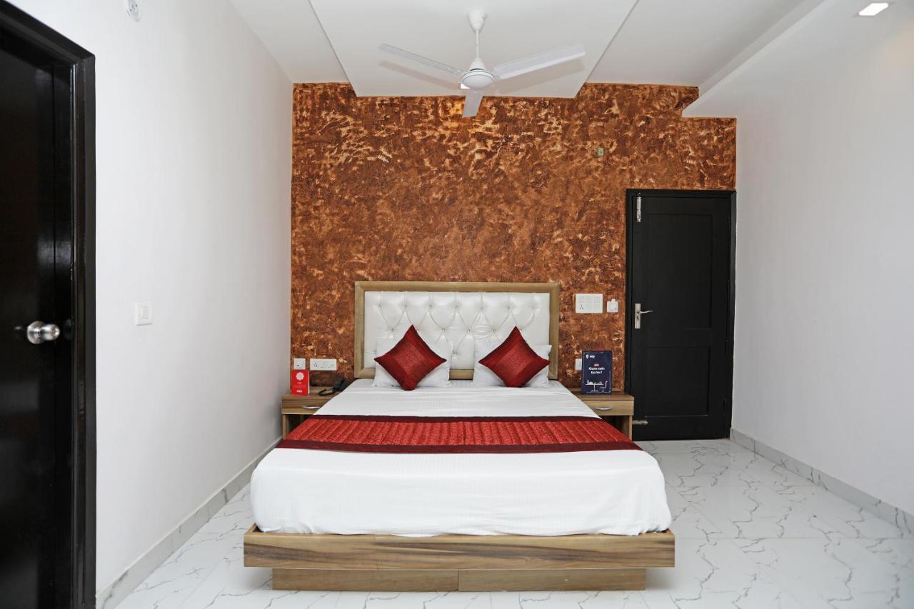 Oyo 12673 The Diplomat Inn Delhi  Eksteriør bilde